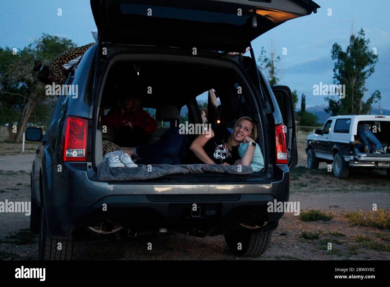 Mount Pleasant, Utah, Stati Uniti. 29 maggio 2020. I membri del pubblico nelle loro auto fuori e circa per i goers di film si accorrono ai Drive-in fra Covid-19 Coronavirus Pandemic, Basin Drive-in Movie Theatre, Theatre, Drive in, DriveIn, Mount Pleasant, UT 29 maggio 2020. Credit: JA/Everett Collection/Alamy Live News Foto Stock