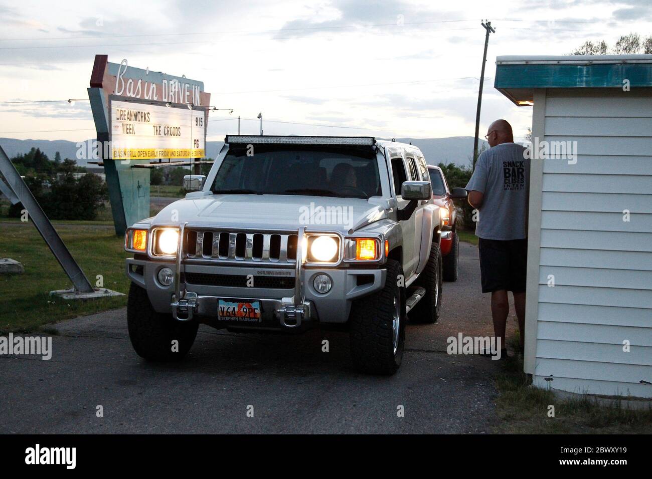 Mount Pleasant, Utah, Stati Uniti. 29 maggio 2020. I membri del pubblico nelle loro auto fuori e circa per i goers di film si accorrono ai Drive-in fra Covid-19 Coronavirus Pandemic, Basin Drive-in Movie Theatre, Theatre, Drive in, DriveIn, Mount Pleasant, UT 29 maggio 2020. Credit: JA/Everett Collection/Alamy Live News Foto Stock