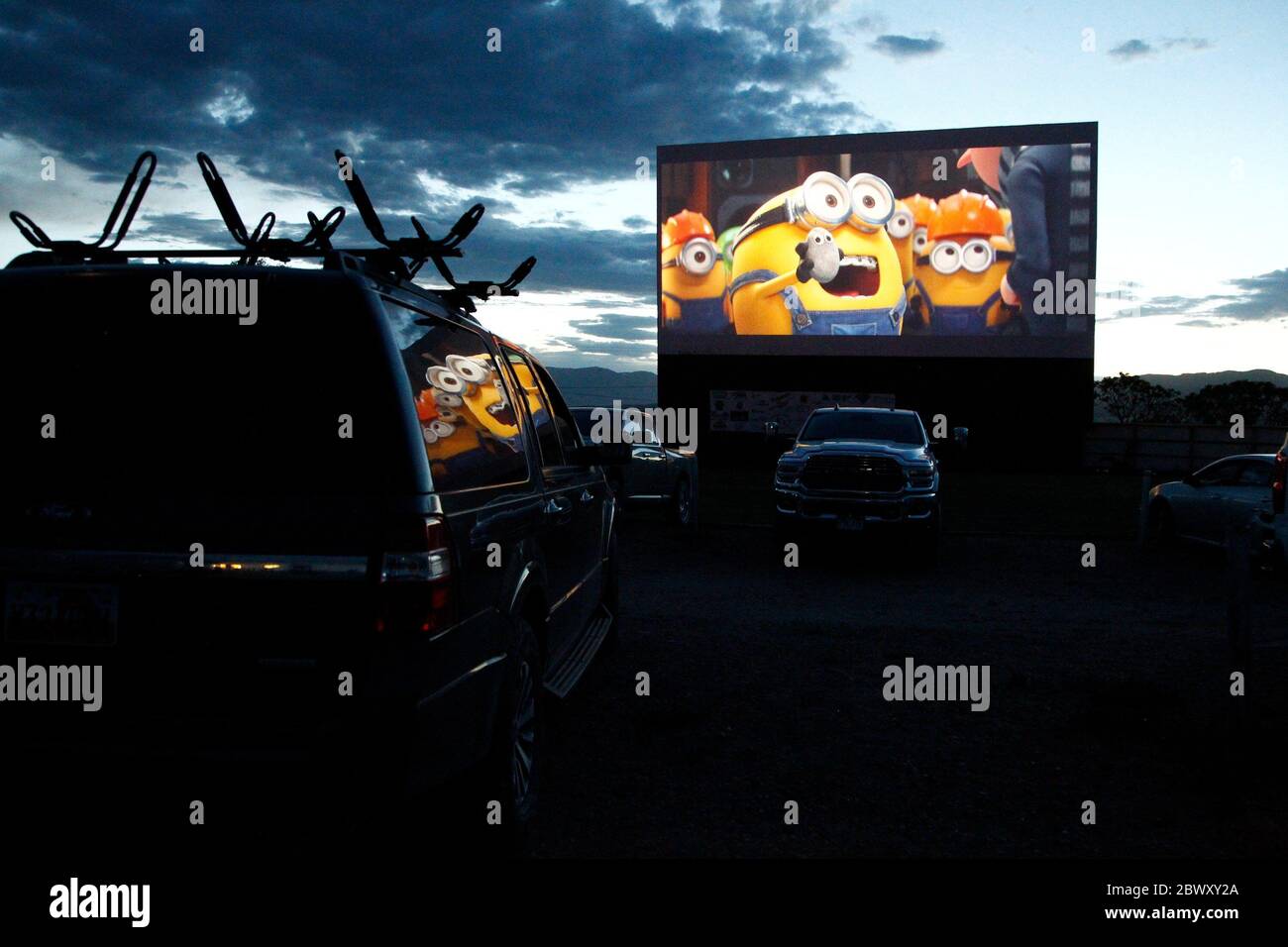 Mount Pleasant, Utah, Stati Uniti. 29 maggio 2020. I membri del pubblico nelle loro auto fuori e circa per i goers di film si accorrono ai Drive-in fra Covid-19 Coronavirus Pandemic, Basin Drive-in Movie Theatre, Theatre, Drive in, DriveIn, Mount Pleasant, UT 29 maggio 2020. Credit: JA/Everett Collection/Alamy Live News Foto Stock