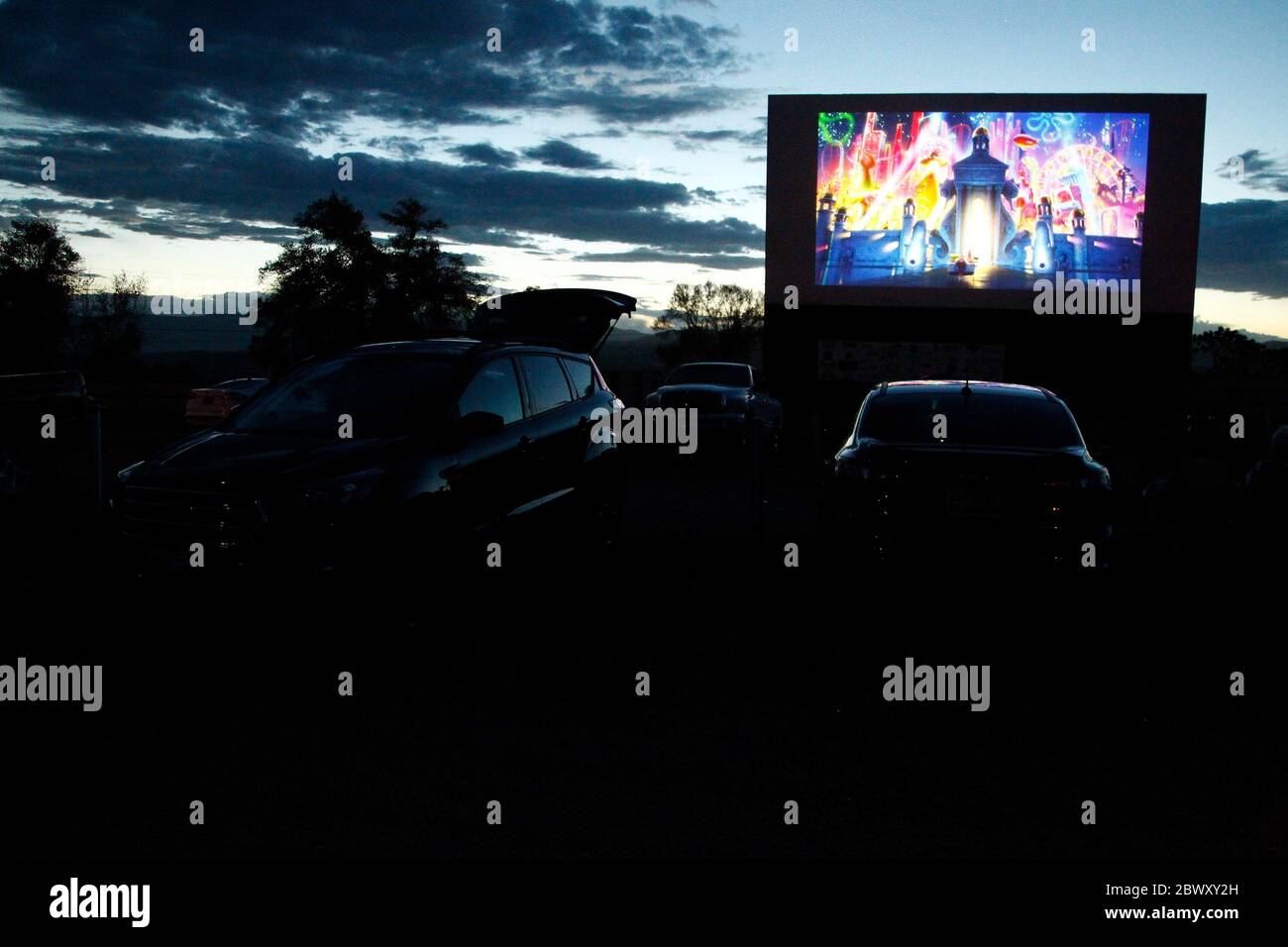 Mount Pleasant, Utah, Stati Uniti. 29 maggio 2020. I membri del pubblico nelle loro auto fuori e circa per i goers di film si accorrono ai Drive-in fra Covid-19 Coronavirus Pandemic, Basin Drive-in Movie Theatre, Theatre, Drive in, DriveIn, Mount Pleasant, UT 29 maggio 2020. Credit: JA/Everett Collection/Alamy Live News Foto Stock