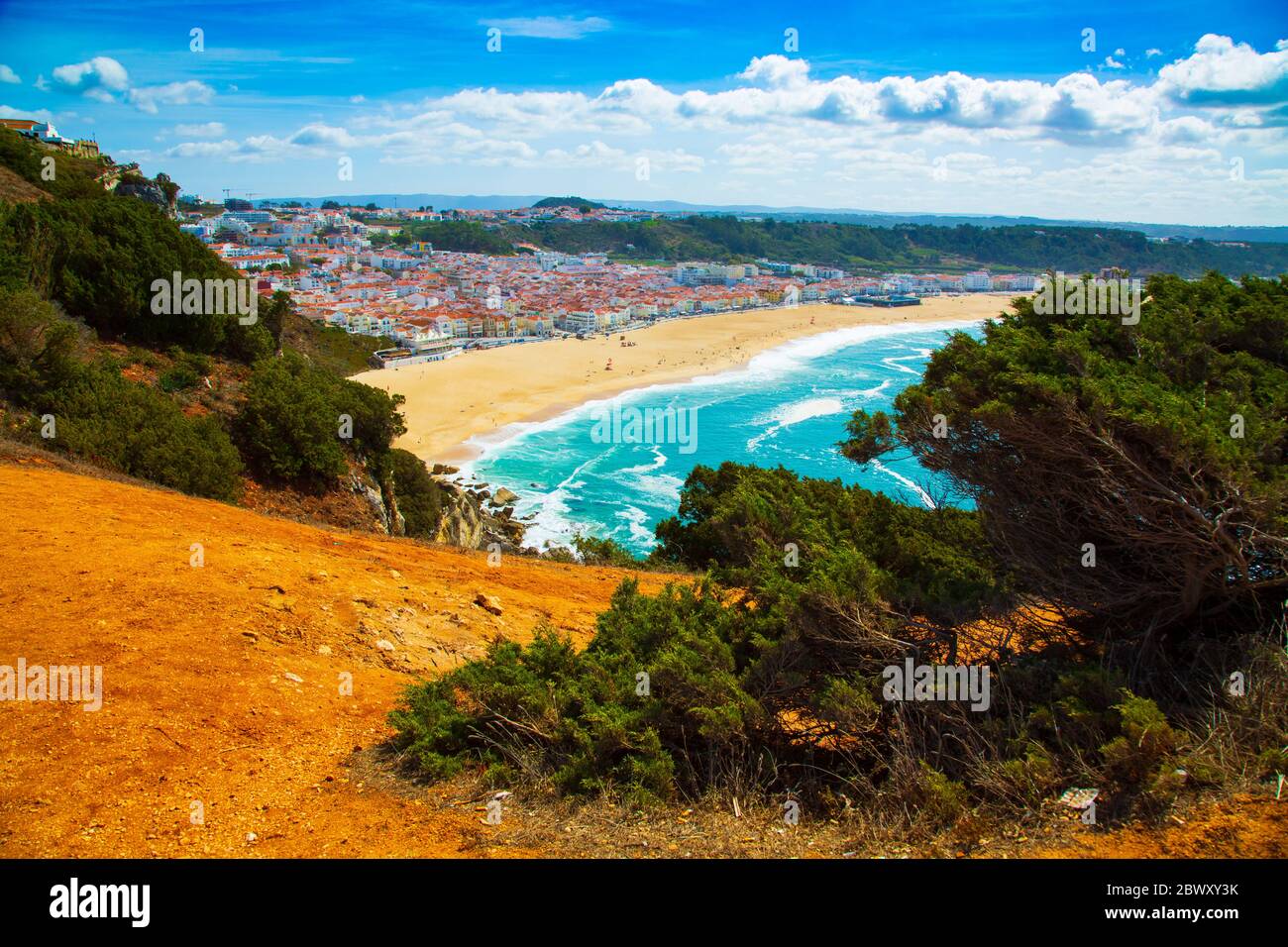 Vista sulla città di Nazare e sulla spiaggia sabbiosa vista dall'alta scogliera, Portogallo Foto Stock