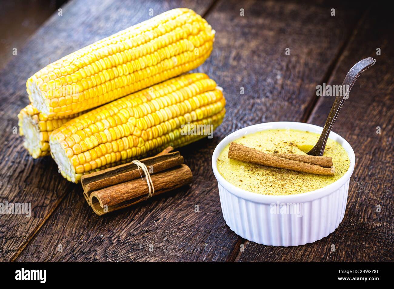 Panna di mais o porridge fatta in casa, conosciuta in Brasile come Curau, jimbelê o hominy. Foto Stock