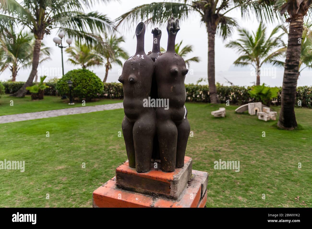 Arte di scultura nel giardino di la Paz Resort Halong, Tuan Chau Foto Stock