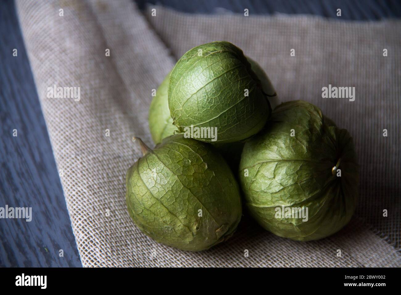 Tomatillos verdi grezzi su tavolo di legno Foto Stock