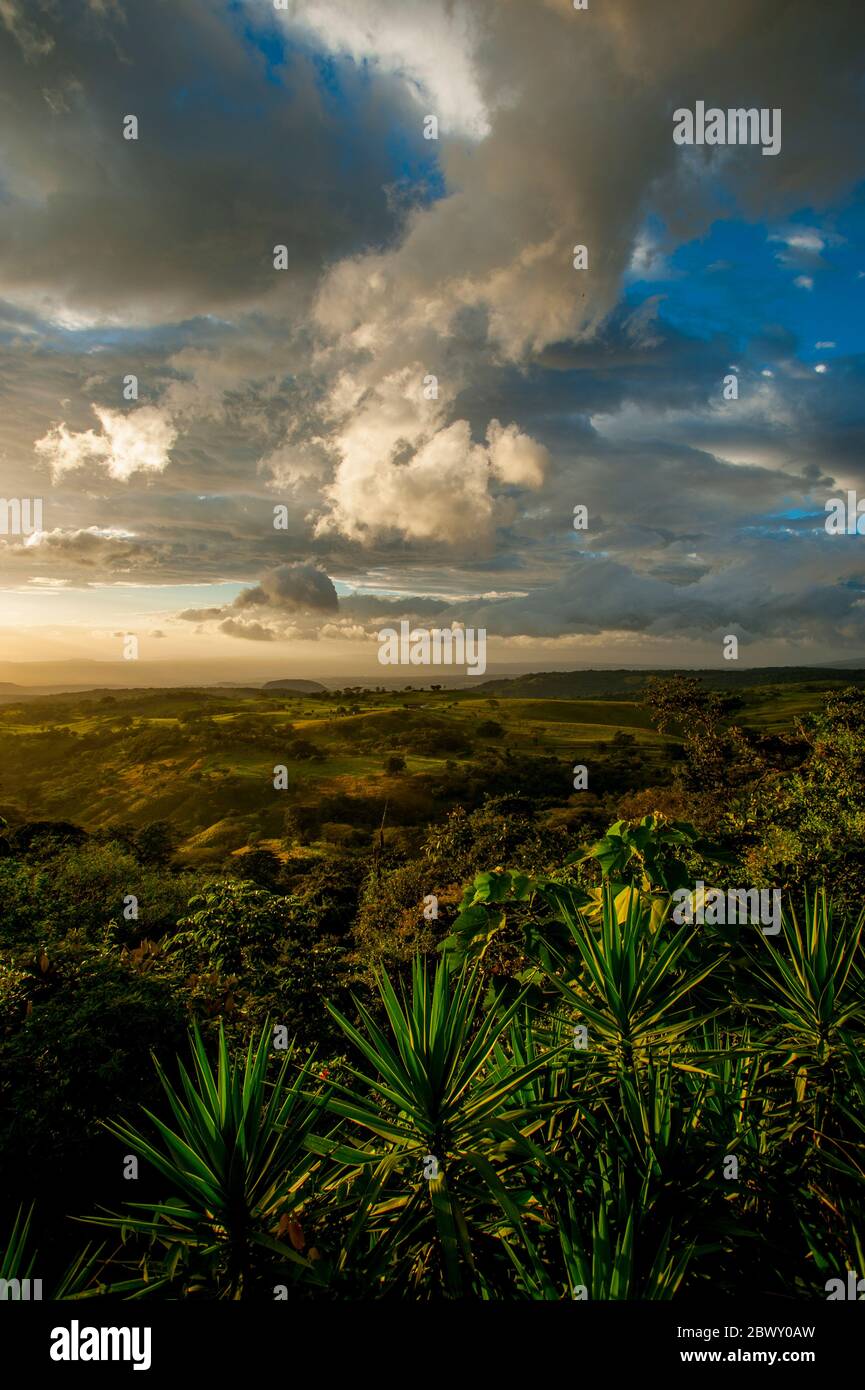 Vista del paesaggio con le nuvole suggestive verso l'oceano Pacifico dal Bueno Vista Lodge nella zona Rincon de la Vieja della Costa nord-occidentale Foto Stock