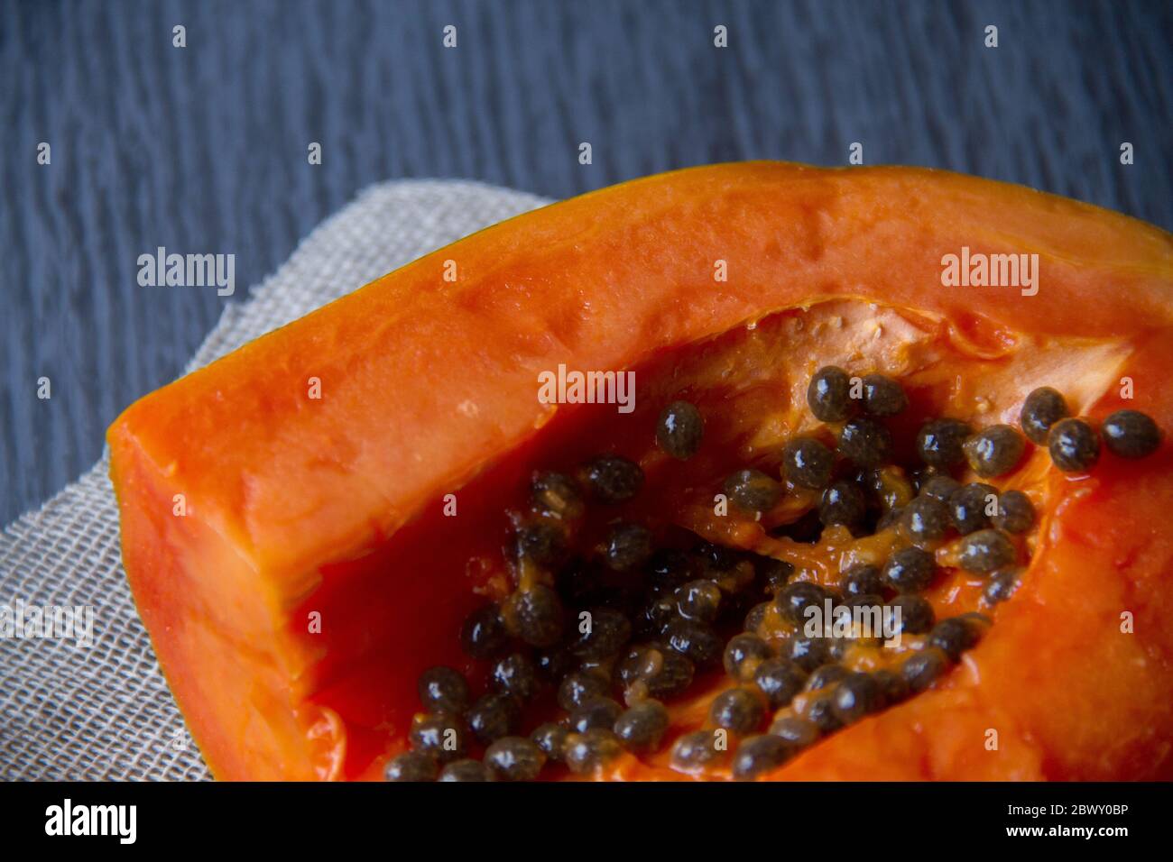 Frutta matura di papaya metà su tavola di legno Foto Stock