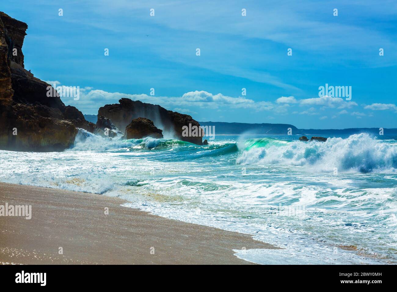 Grandi onde si schiantano nelle rocce della spiaggia del nord nella città di Nazare, Portogallo Foto Stock