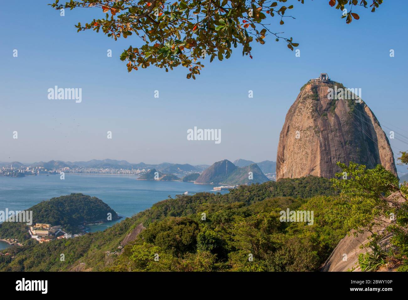 Vista da Morro da Urca del Pan di zucchero situato sopra la foce della baia di Guanabara su una penisola che si affaccia sull'Oceano Atlantico, Rising 3 Foto Stock