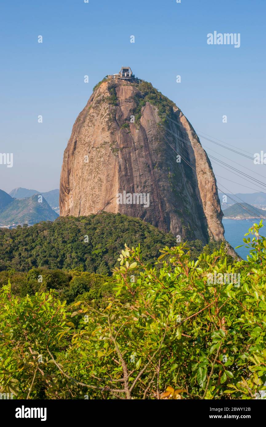 Vista da Morro da Urca del Pan di zucchero situato sopra la foce della baia di Guanabara su una penisola che si affaccia sull'Oceano Atlantico, Rising 3 Foto Stock