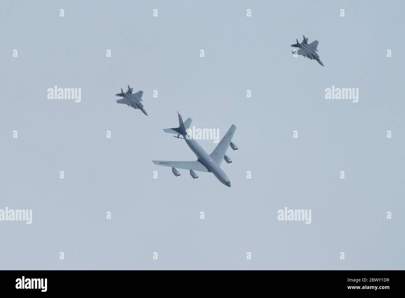 Due aerei da combattimento US Air Force F-15 Strike Eagle, assegnati alla 48a ala Fighter, si avvicinano per rifornirsi di carburante da uno Stratotanker KC-135 durante l'esercitazione Large Force 27 maggio 2020 sul Mare del Nord. Foto Stock Due aerei da combattimento US Air Force F-15 Strike Eagle, assegnati alla 48a ala Fighter, si avvicinano per rifornirsi di carburante da uno Stratotanker KC-135 durante l'esercitazione Large Force 27 maggio 2020 sul Mare del Nord. Foto Stock