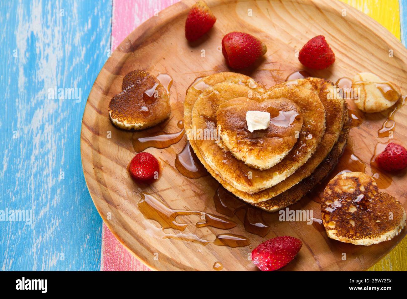 Frittella calda con fragole per San Valentino Foto Stock