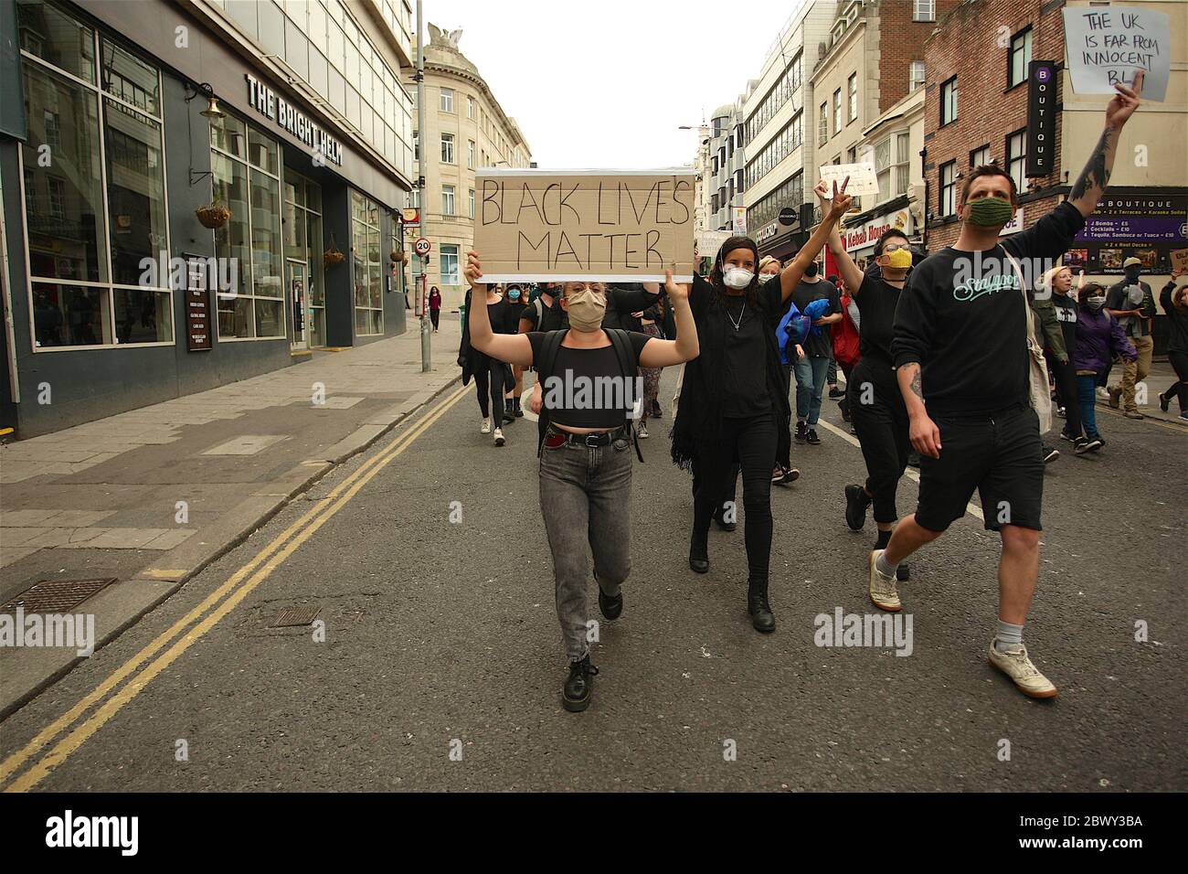 Brighton , UK, 03 giugno 2020, Black Lives Matters protesta, una marcia a Brighton che si batte per porre fine al razzismo si ferma fuori della stazione di polizia di Brighton. In solidarietà con le campagne negli Stati Uniti dopo la morte di George Floyd in custodia di polizia in Minnesota. Credit: Rupert Rivett/Alamy Live News Foto Stock