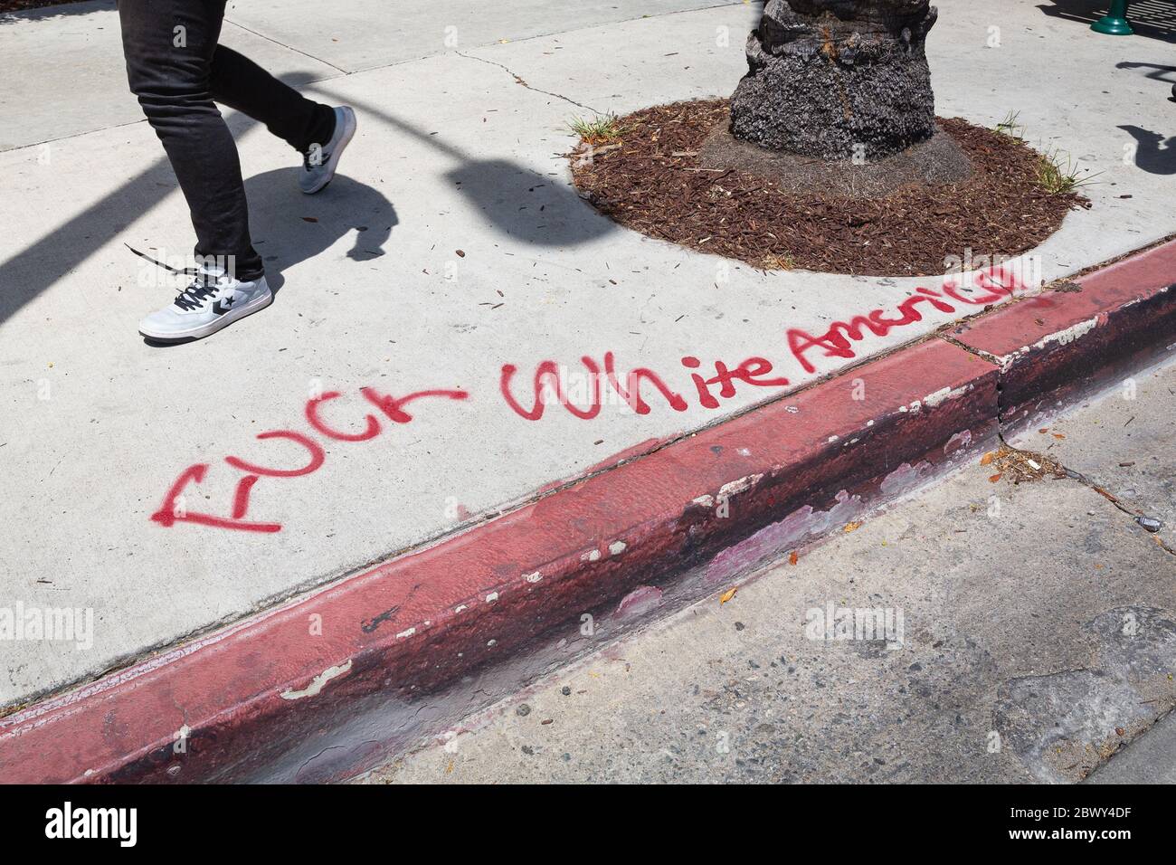 Graffiti sul marciapiede a Black Lives protesta della materia per l'uccisione di George Floyd: Fairfax District, Los Angeles, CA, USA - 30 maggio 2020 Foto Stock