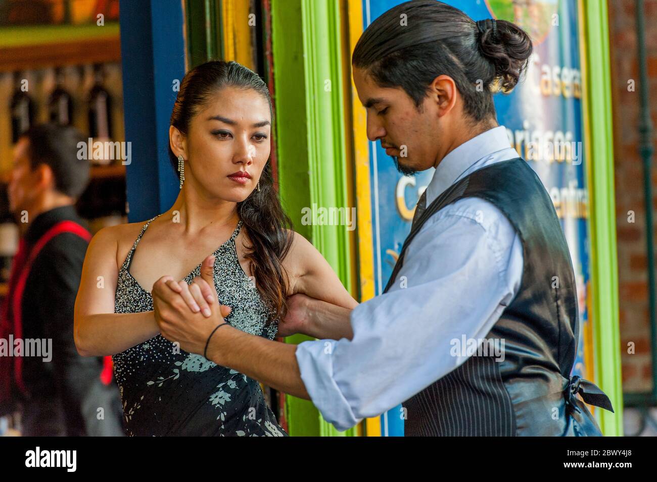 Giovani di una scuola di Tango che ballano il Tango in un ristorante di marciapiede a la Boca, un quartiere di Buenos Aires, che è una delle principali attrazioni turistiche Foto Stock