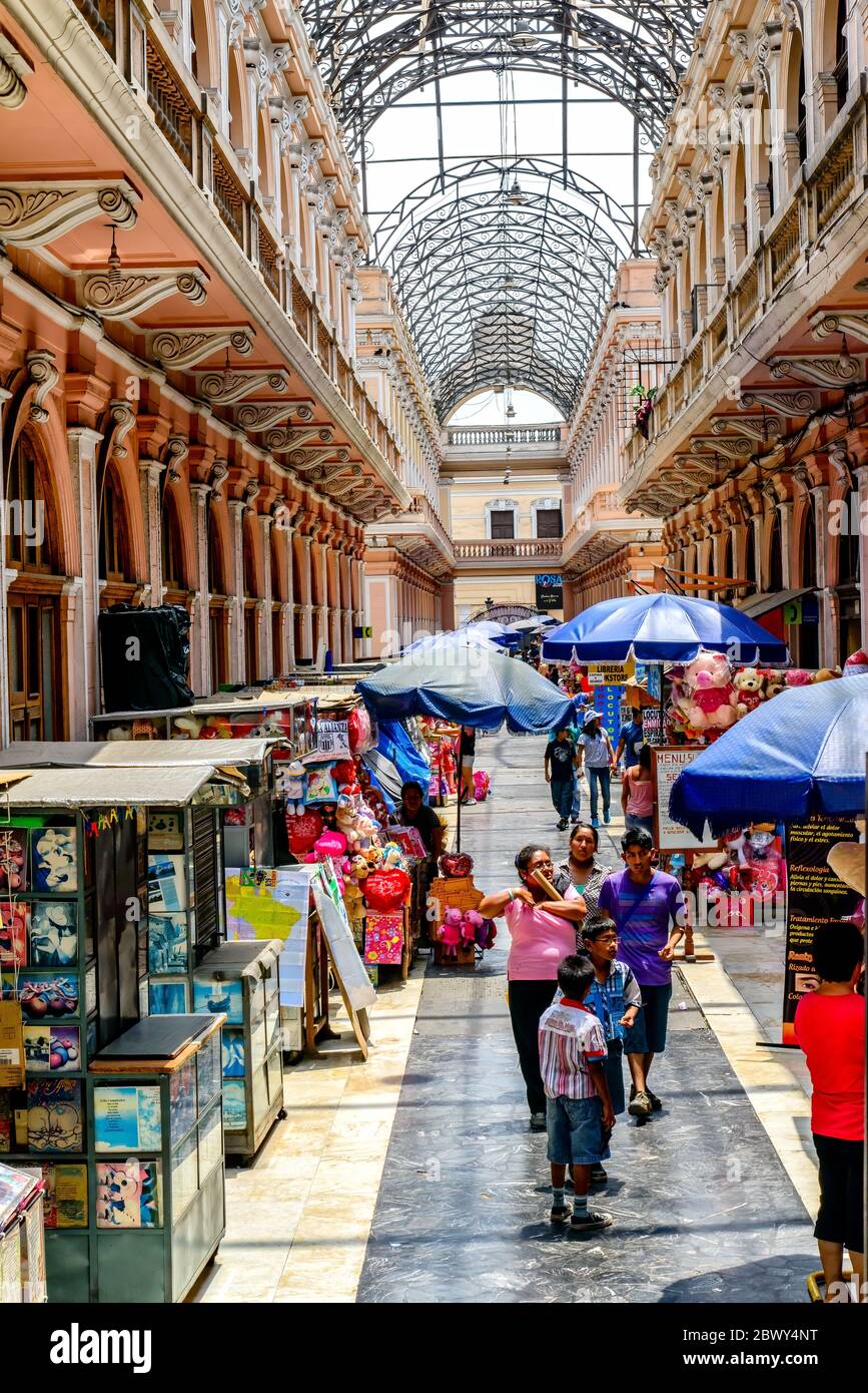 Pasaje de la Casa De Correos Arcade a Lima con molti negozi dietro il vecchio ufficio postale principale. Foto Stock