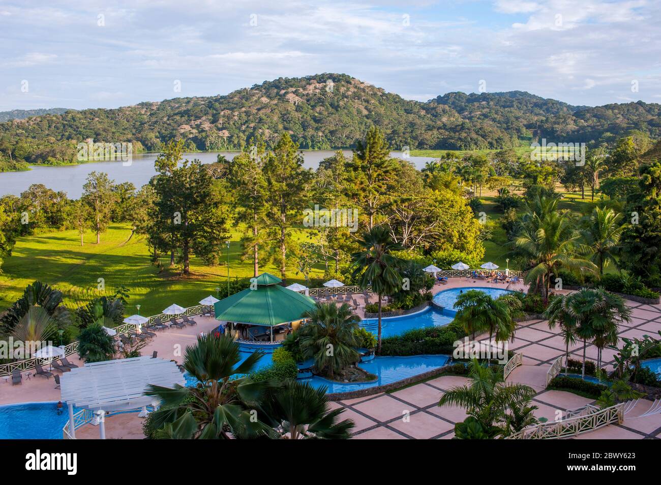 Vista della foresta pluviale e della piscina presso il Gamboa Rainforest Resort vicino a Panama City, Panama. Foto Stock