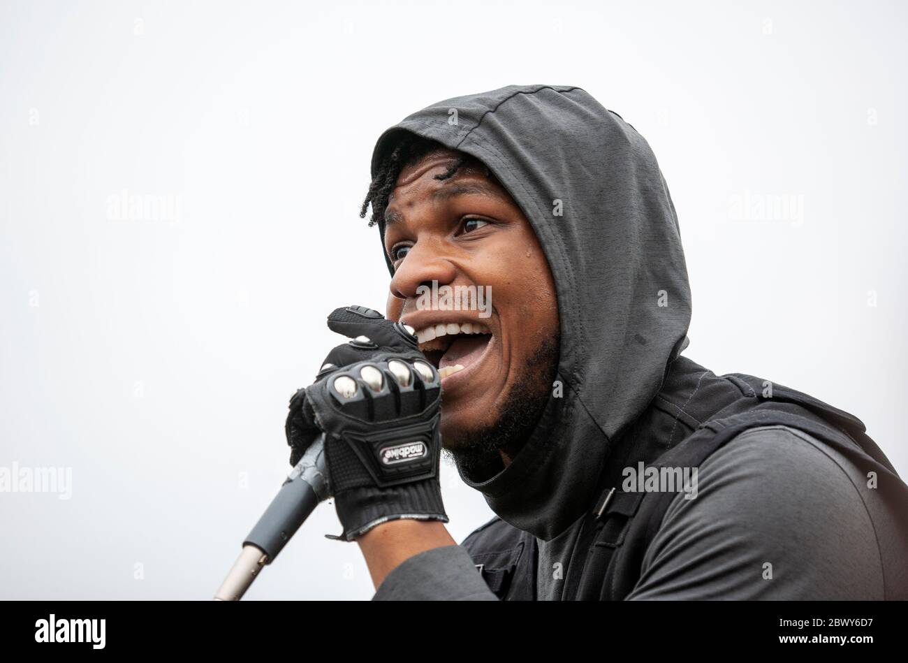 L'attore John Boyega dà un discorso appassionato ad una grande folla riunita in Hyde Park come parte della protesta di Black Lives Matter UK. Londra, Regno Unito Foto Stock