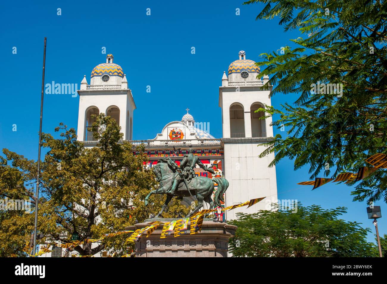 La Cattedrale Metropolitana del Santo Salvatore nella capitale di San Salvador è la chiesa principale dell'Arcidiocesi cattolica romana di San SAL Foto Stock