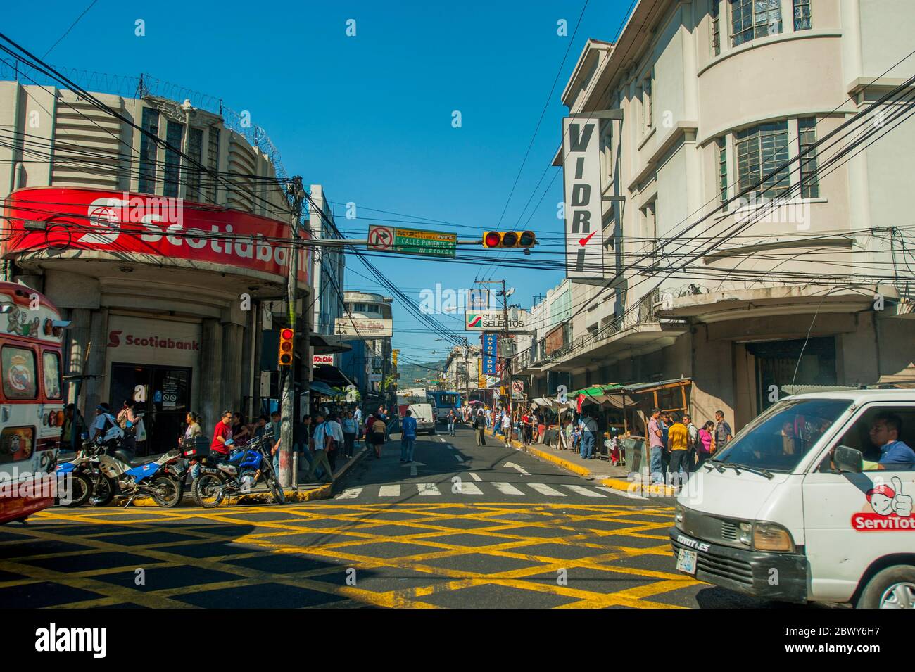 Una scena di strada nella capitale San Salvador in El Salvador. Foto Stock