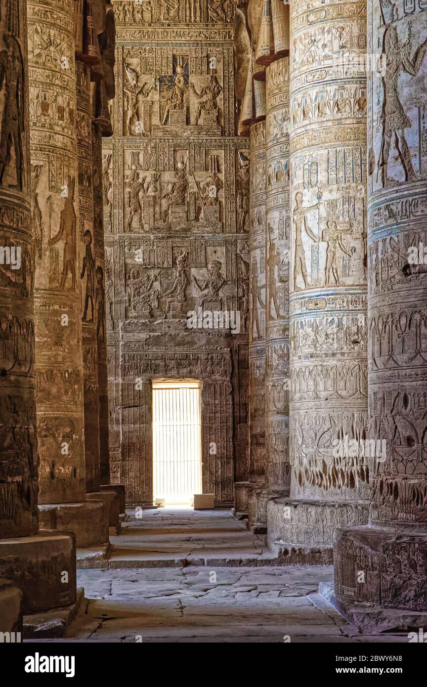 Dettagli dei geroglifici sulle pareti interne e sulle colonne del Tempio di Hathor, nel complesso del Tempio di Dendera Foto Stock