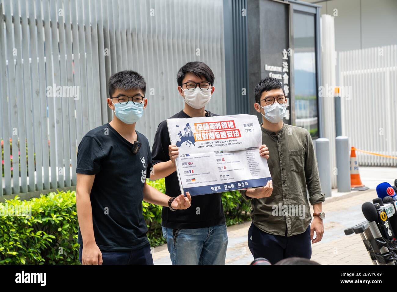 I membri del partito pro-democrazia Demosito Joshua Wong (L), Nathan Law (R) e Sunny Cheung (C) durante una conferenza stampa fuori dal Consiglio legislativo che ha chiesto ai leader europei di agire contro la legge nazionale sulla sicurezza redatta dal governo centrale di Pechino. Foto Stock