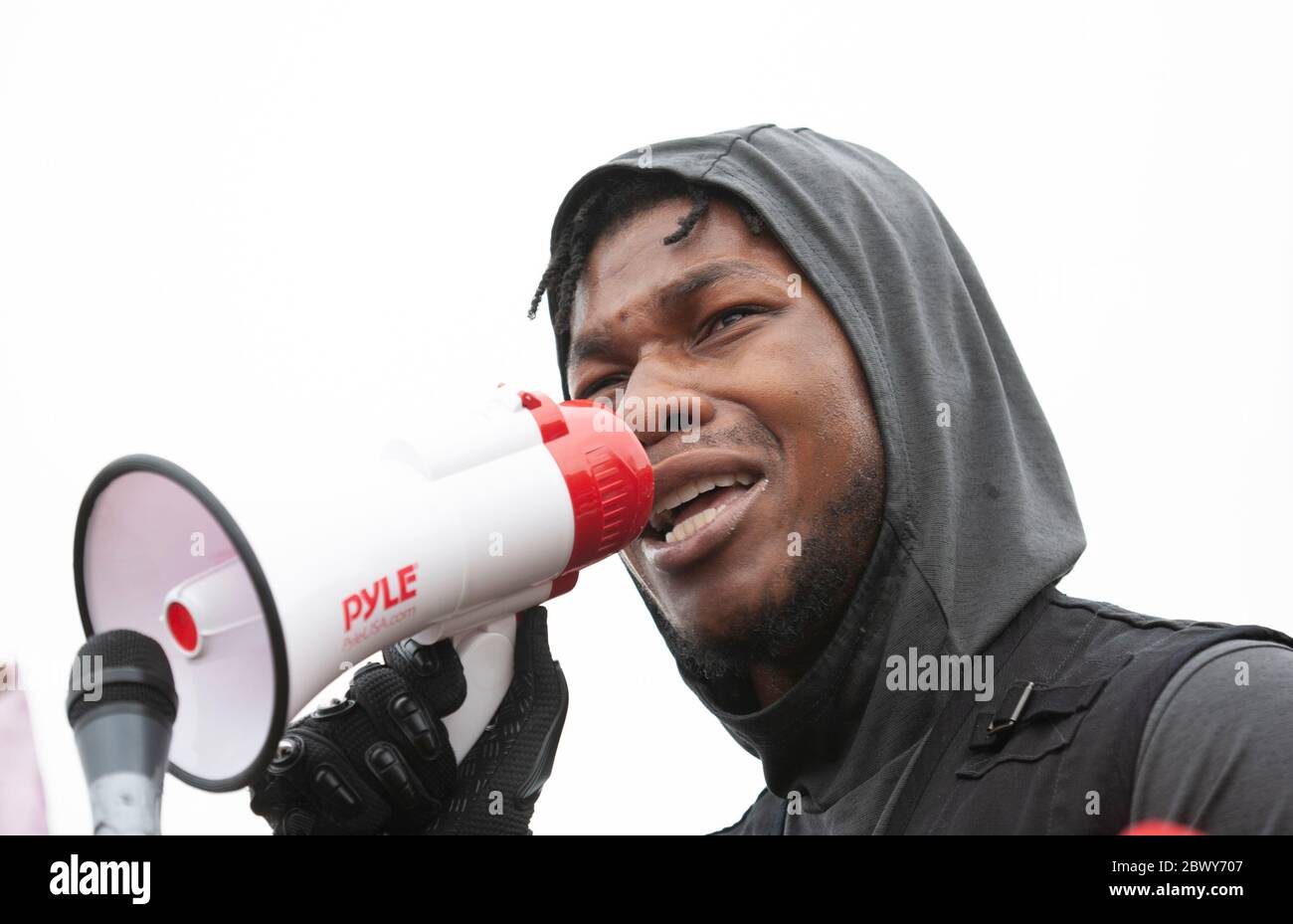 L'attore John Boyega dà un discorso appassionato ad una grande folla riunita in Hyde Park come parte della protesta di Black Lives Matter UK Foto Stock
