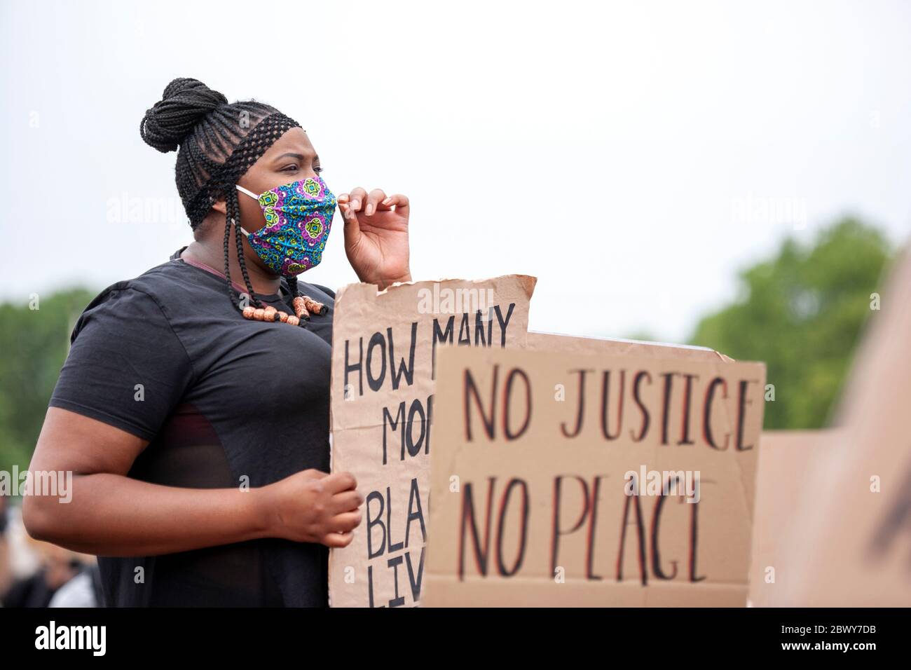 Donna, indossando una maschera facciale, tiene un segno fatto in casa al Black Lives Matter UK protesta marzo. Hyde Park, Londra, Inghilterra, Regno Unito Foto Stock