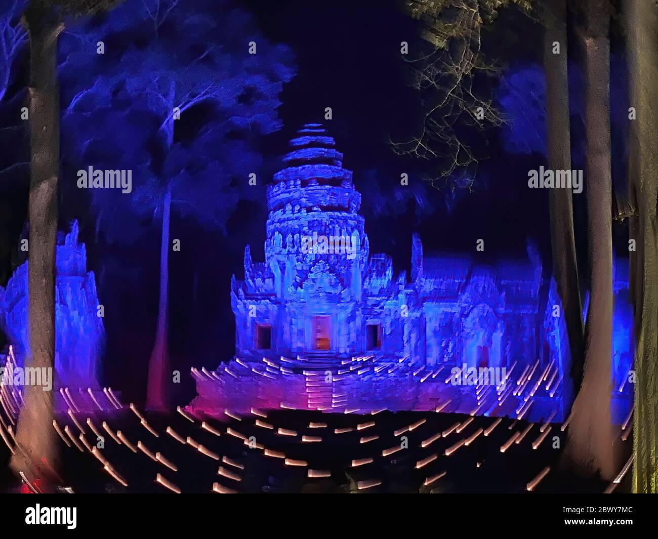 Foto in movimento del complesso del Tempio di Thomson fuori Siem Reap, Cambogia illuminata per uno spettacolo di danza speciale e cena. Foto Stock