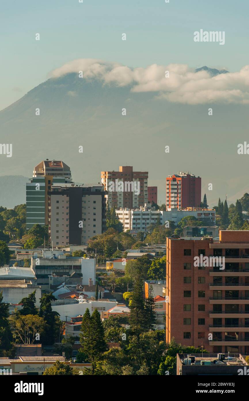 Vista della Città del Guatemala in Guatemala con il vulcano Pacaya sullo sfondo. Foto Stock