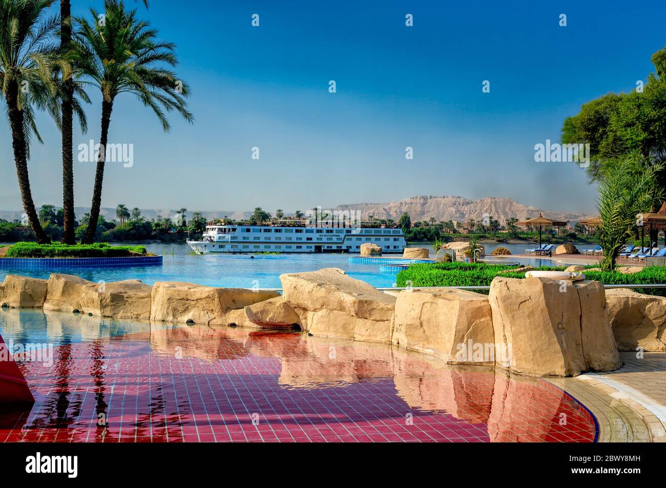 La nave da crociera sul Nilo MS Nile Sapphire naviga passando accanto al resort Jolie Ville sull'Isola del Re a Luxor Foto Stock