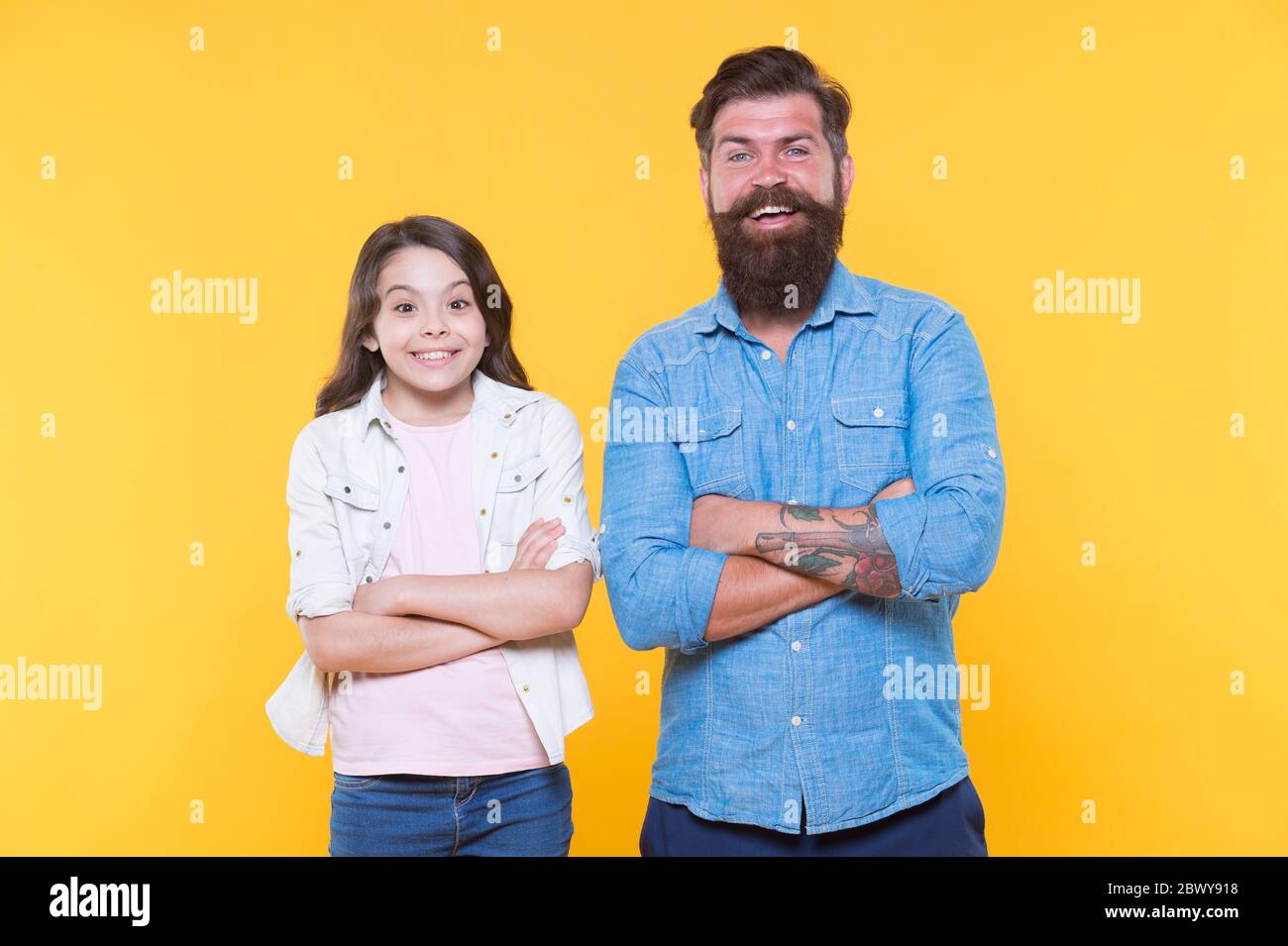 Insieme facciamo famiglia. Felice famiglia bacckground giallo. Padre e figlia. Uomo e bambino sopportati. Famiglia adottiva. Amore e fiducia. Valori familiari. Insieme è il nostro posto preferito. Foto Stock