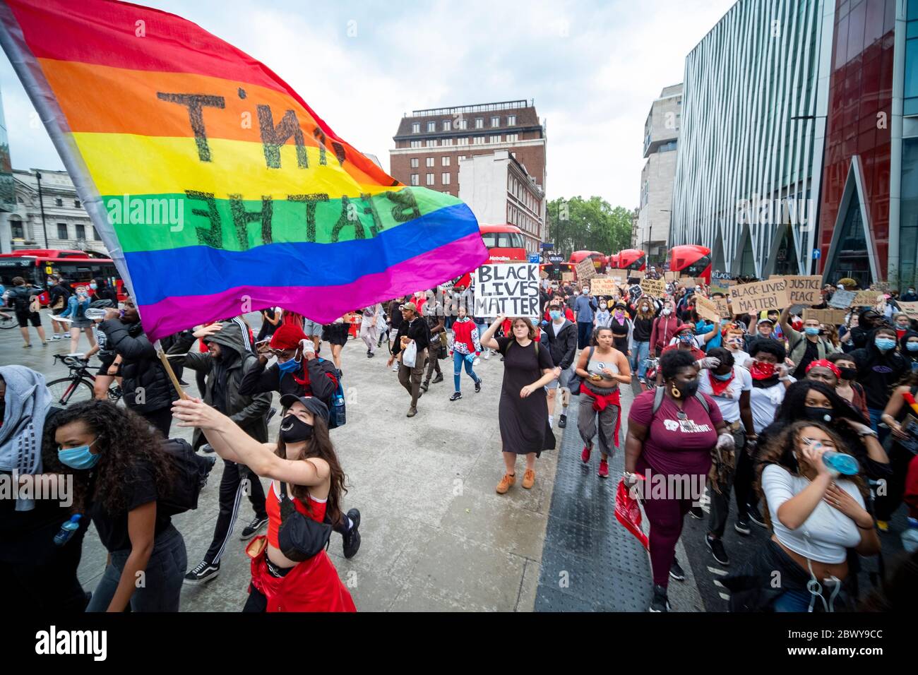Londra, Regno Unito: 3 giugno 2020: Black Lives Matter manifesters con cartelli che camminano da Westminster dopo Victoria Station Foto Stock