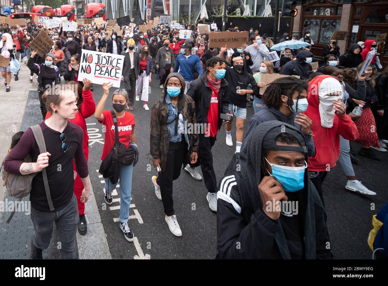 Londra, Regno Unito: 3 giugno 2020: Black Lives Matter manifesters con cartelli che camminano da Westminster dopo Victoria Station Foto Stock