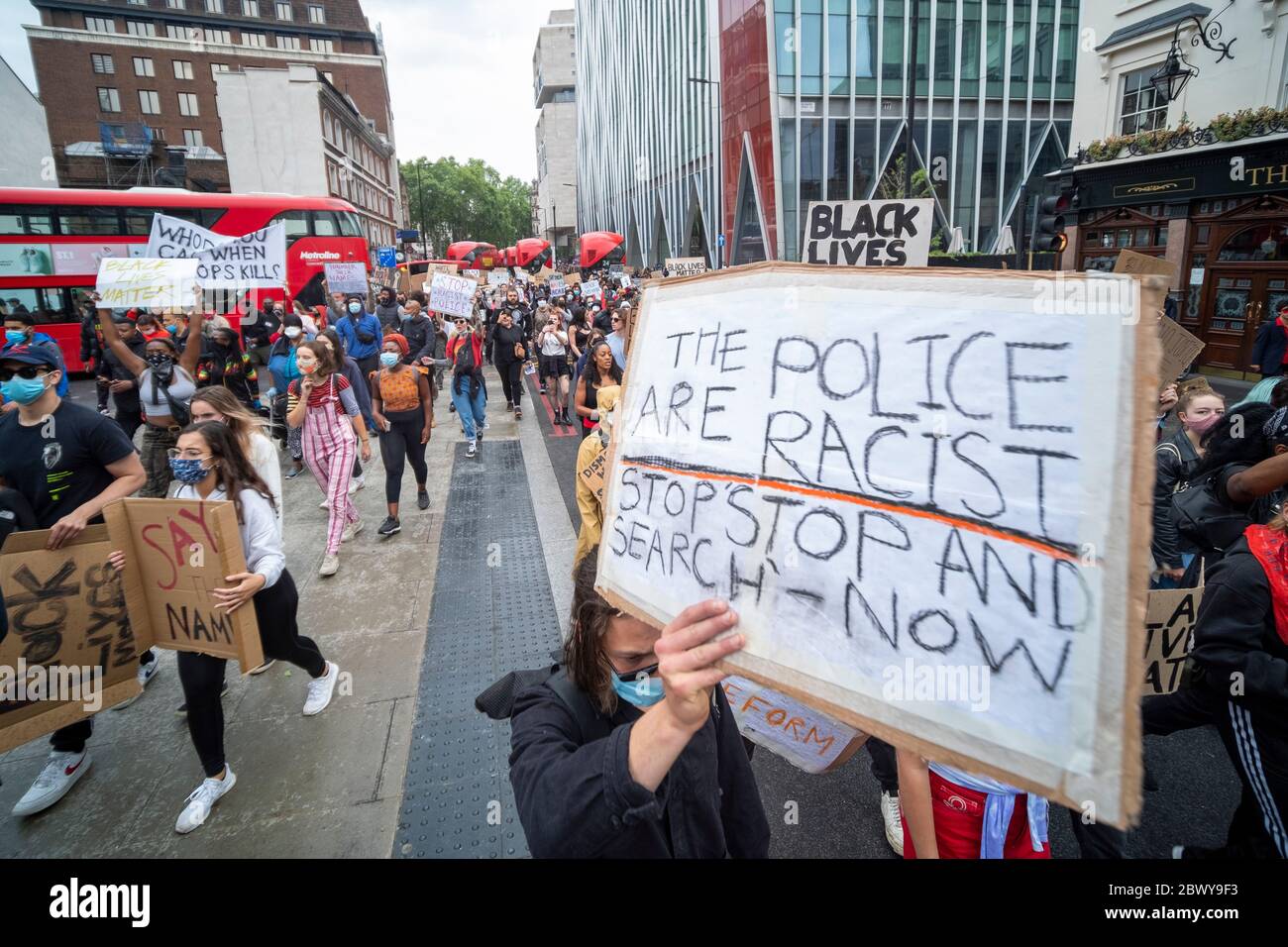 Londra, Regno Unito: 3 giugno 2020: Black Lives Matter manifesters con cartelli che camminano da Westminster dopo Victoria Station Foto Stock