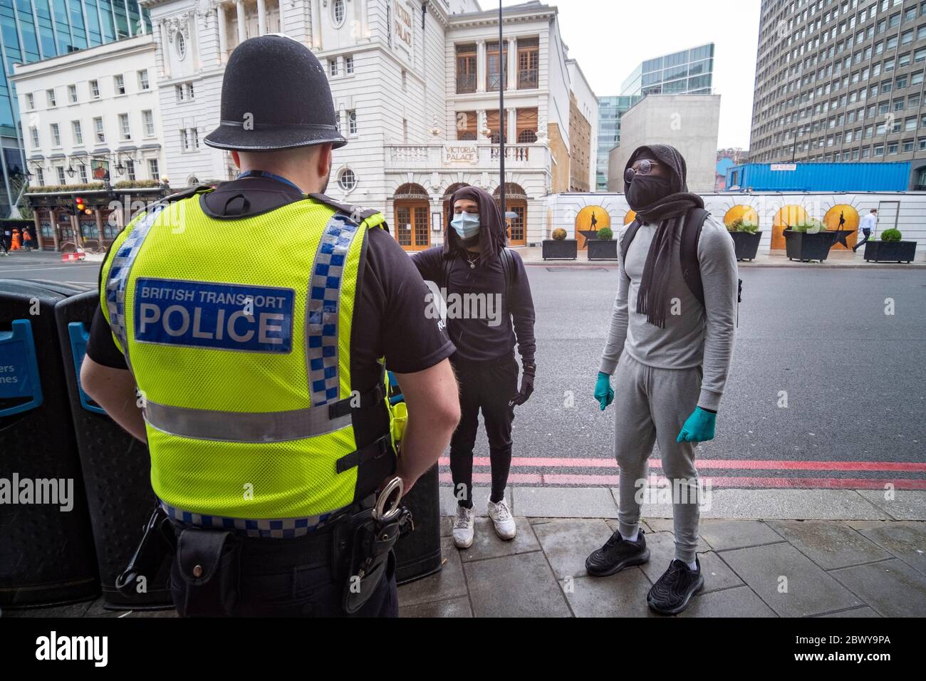 Londra, Regno Unito: 3 giugno 2020: Black Lives Matter manifesters con cartelli che camminano da Westminster dopo Victoria Station Foto Stock