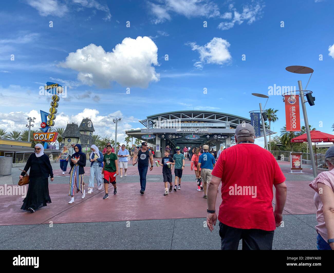 Orlando, FL/USA-2/16/20: Persone che escono dal parco a tema Universal Studios Resort. Foto Stock