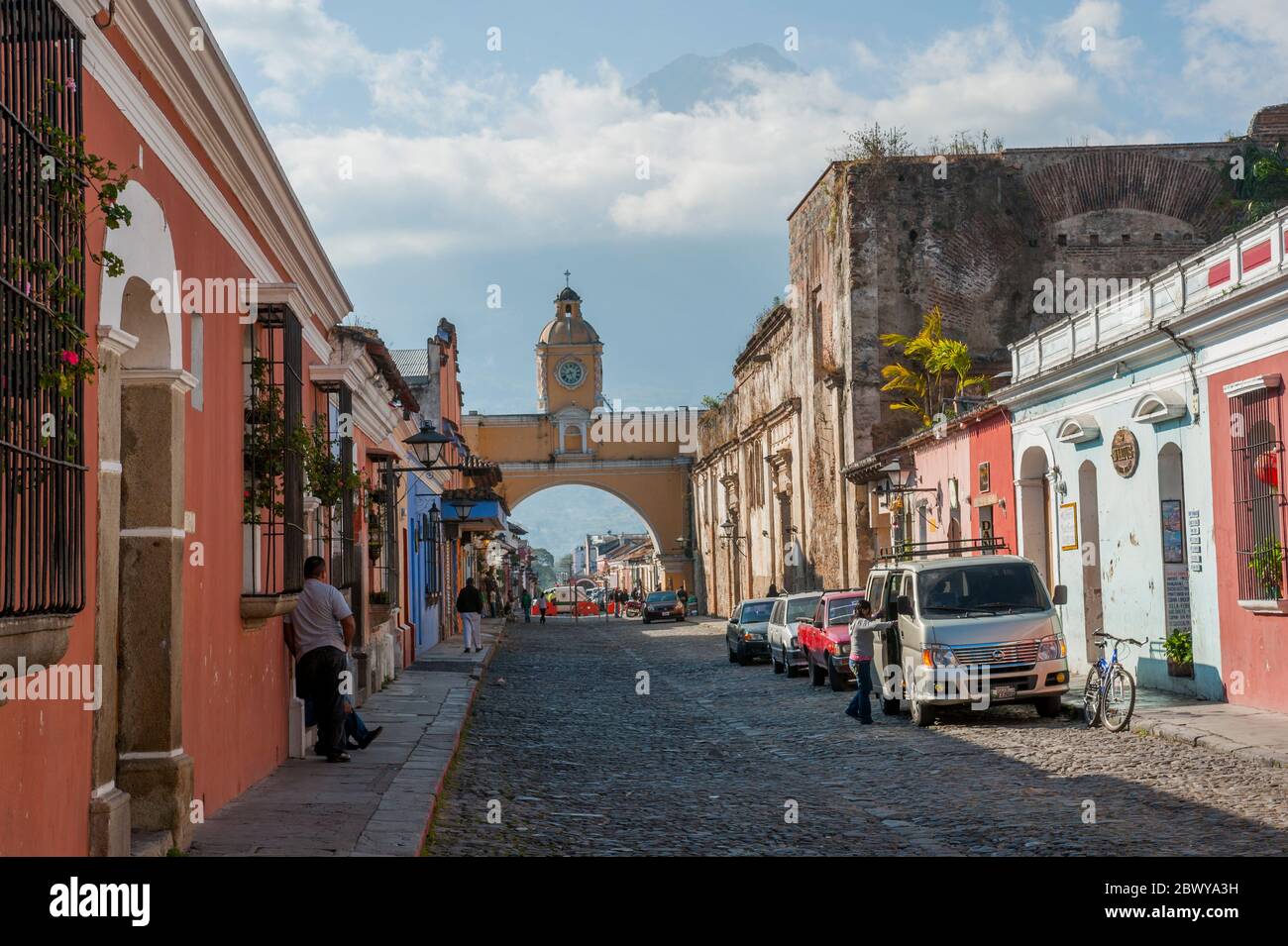 L'Arco di Santa Catalina, costruito nel 17 ° secolo, è uno dei punti di riferimento distinguibili ad Antigua Guatemala, Guatemala. Foto Stock