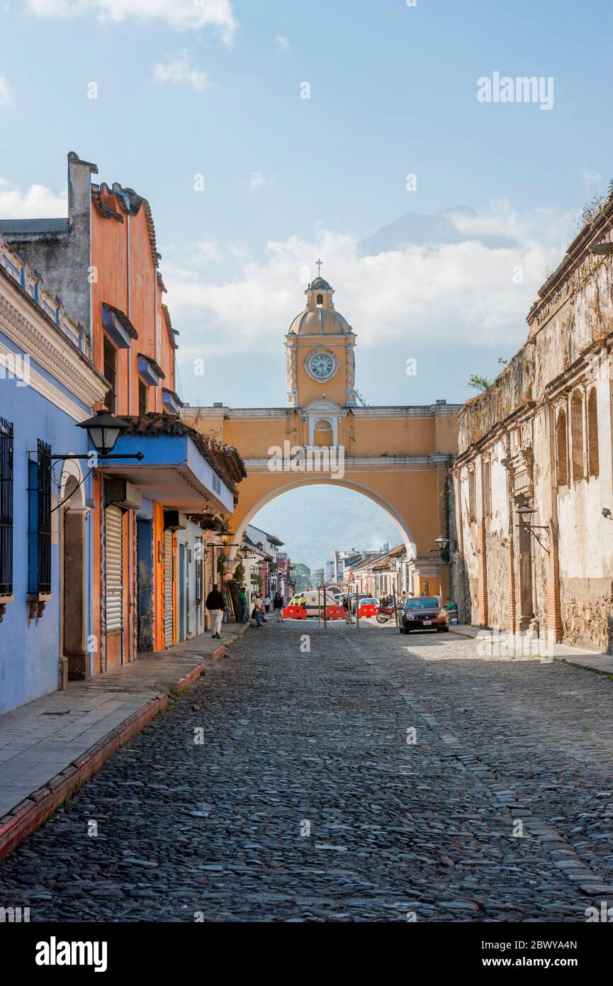 L'Arco di Santa Catalina, costruito nel 17 ° secolo, è uno dei punti di riferimento distinguibili ad Antigua Guatemala, Guatemala. Foto Stock