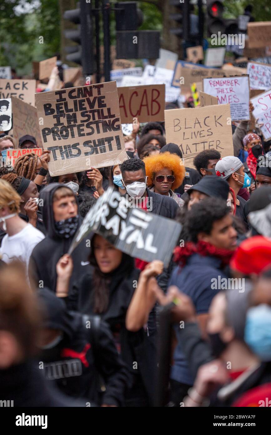 Una grande folla di persone che marciano durante la marcia di protesta Black Lives Matter. Park Lane, Londra, Inghilterra, Regno Unito Foto Stock