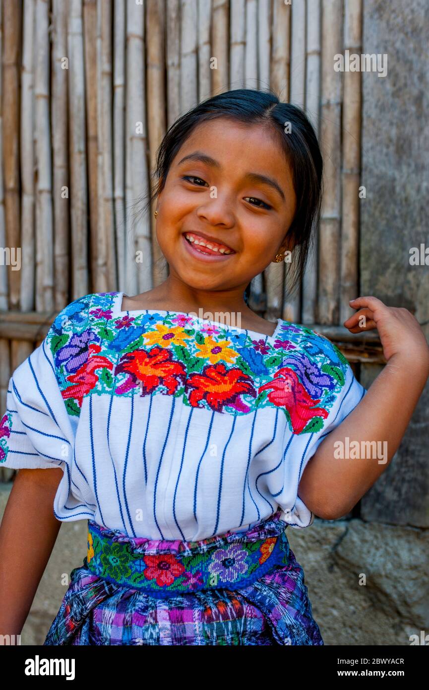 Ritratto di una ragazza maya di cinque anni in abito tradizionale a Santa Catarina Barahona vicino Antigua, negli altopiani del Guatemala. Foto Stock