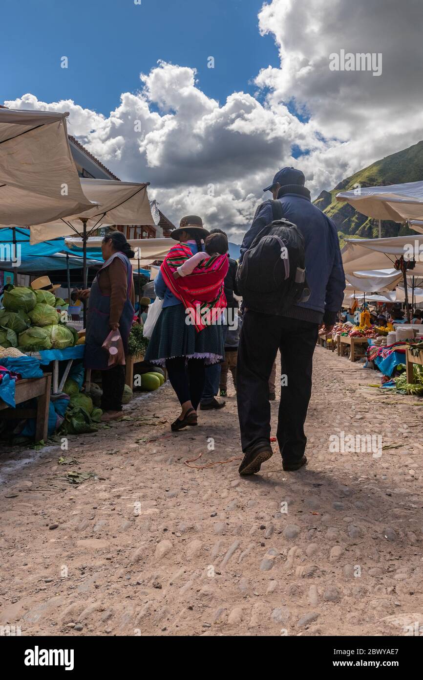 Foto dal retro di un uomo peruviano e una donna al mercato locale nel villaggio di Pisac dal Perù. Foto Stock