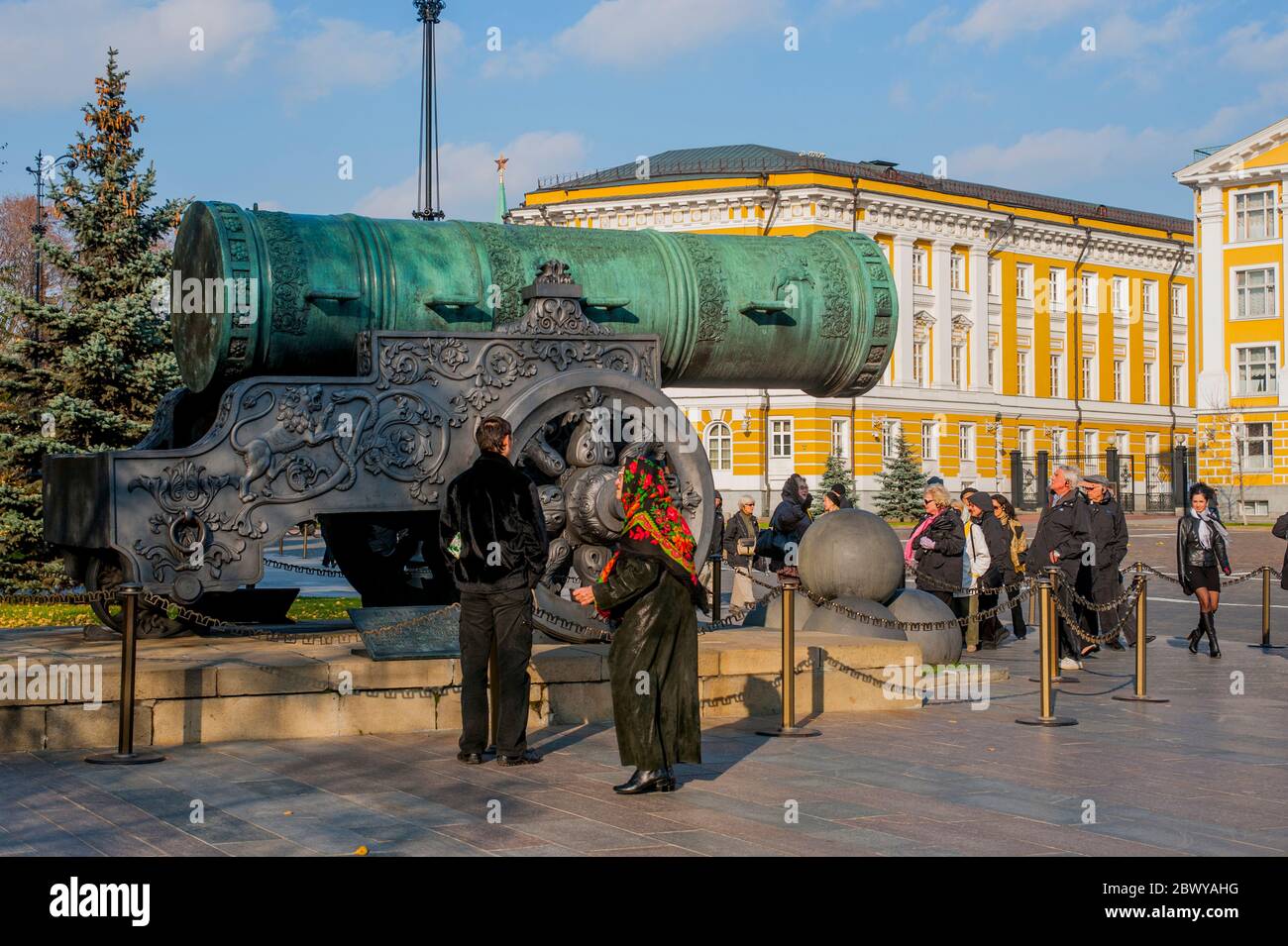 Il cannone dello zar è un grande pezzo di artiglieria del periodo in anticipo moderno esposto sui terreni del Cremlino di Mosca, Russia. Foto Stock