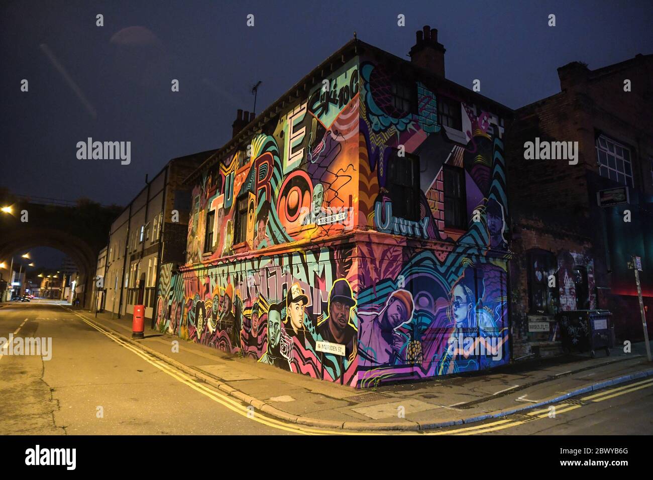 Birmingham, West Midlands, 3 giugno 2020. George Floyd 'i Can't Bathe' opera d'arte disegnata dall'artista di Birmingham, Mohammed Ali aerosol è proiettata sul lato di un edificio di Birmingham nell'area di Digbeth della città. David Whittall, che possiede Suki10c, un pub di fronte all'opera d'arte che è dipinta con 22 stelle nere del futuro di Birmingham. La sua opera di graffiti pub è di Gent48. Whittall ha chiesto il permesso di proiettare l'opera d'arte Floyd. David ha detto: "Nel Regno Unito non dobbiamo soffrire l'esperienza di un coprifuoco sostenuto da militari, imposto da baton, gas lacrimogeni, granate e le viole Foto Stock