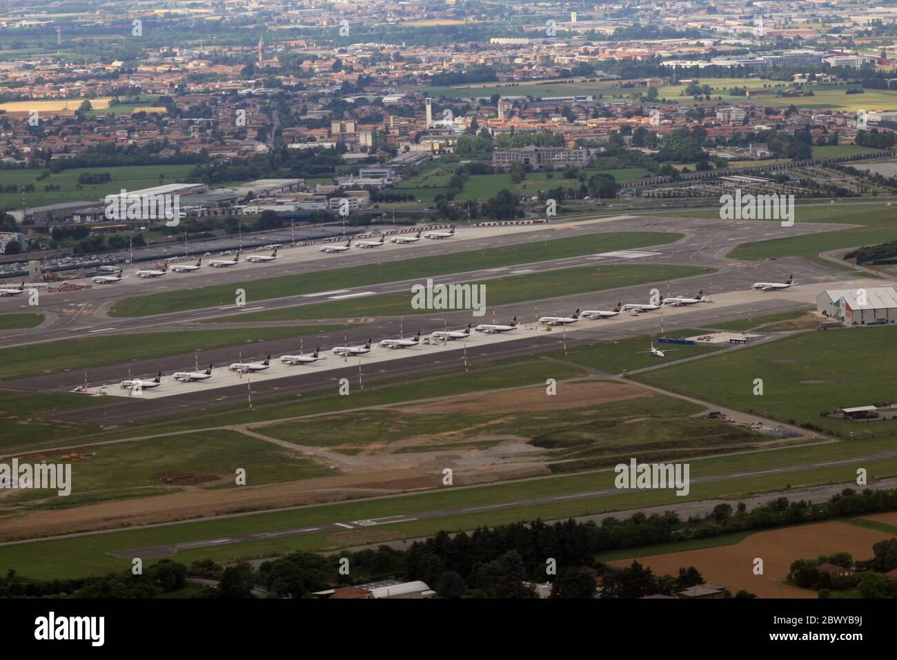 Vista aerea dell'aeroporto di Bergamo, che è un hub Ryanair. Decine di aerei a terra si allineano all'aeroporto internazionale di Bergamo (LIME/BGY) a causa delle misure di blocco per il coronavirus 2019. L'aeroporto stesso è chiuso e il traffico aereo è ridotto. Gli aerei sono volati regolarmente per mantenerli aerabili. Foto Stock