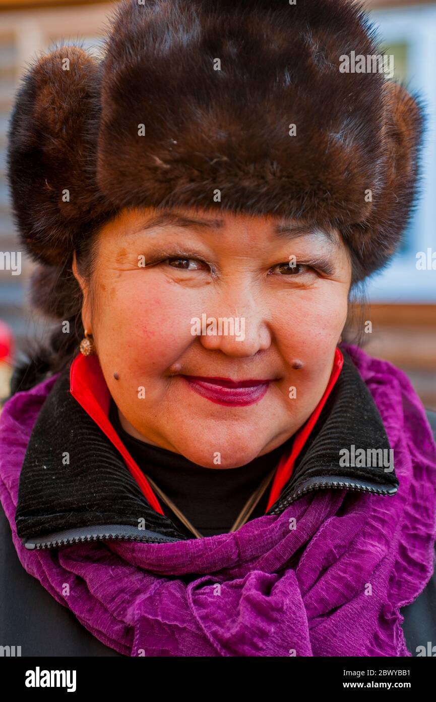 Ritratto di una donna Buryat nel villaggio di Listvyanka vicino Irkutsk, Siberia, Russia. Foto Stock