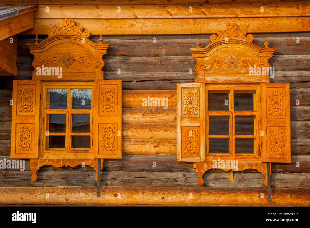 Particolare delle finestre di una casa in legno al museo all'aperto Taltsy dedicato all'architettura in legno si trova a 20 chilometri dal castello Foto Stock