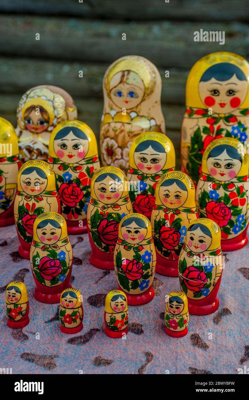 Le bambole Matryoshka (bambole nidificanti) vendute al museo all'aperto Taltsy dedicato all'architettura in legno si trova a 20 chilometri di distanza dal Foto Stock
