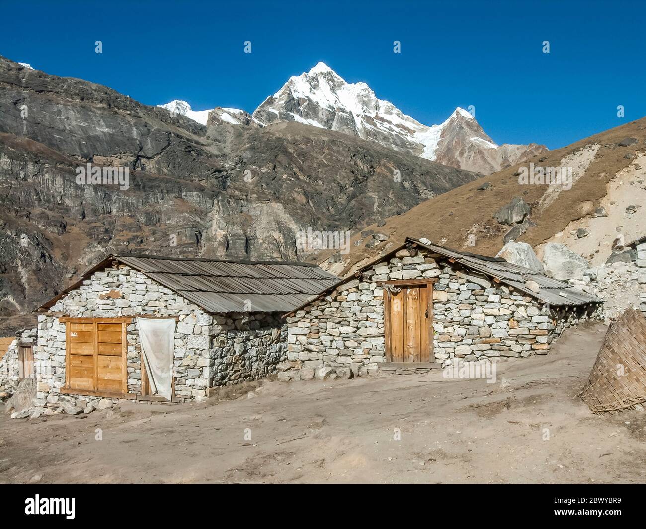 Nepal. Trekking a Mera Peak. Vari edifici presso l'alto insediamento pascoli di Yak di Khare lungo il tragitto per Mera Peak. Foto Stock