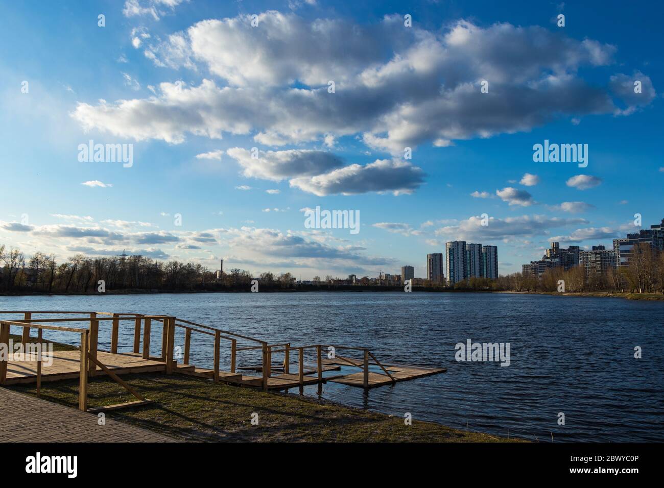 Incredibile vista della città di Kiev su un lago Foto Stock