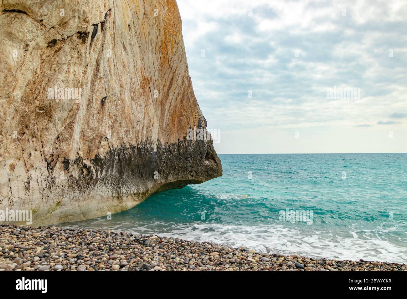 Cipro Costa di pietra del Mediterraneo. Paesaggio naturale di Cipro Foto Stock